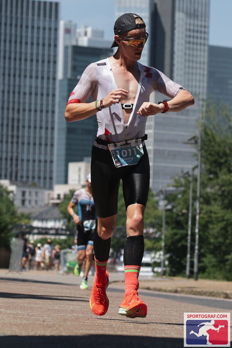 Danny Verdel checking the watch during the run of Ironman Frankfurt 2026