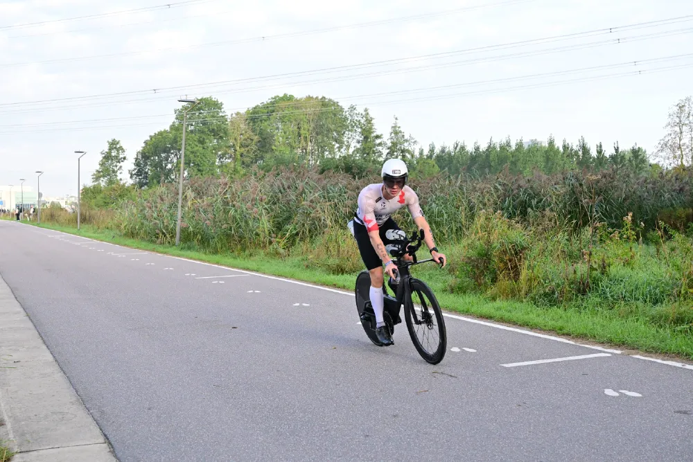Danny Verdel op de tijdritfiets op een rustige weg tijdens Challenge Almere-Amsterdam 2026