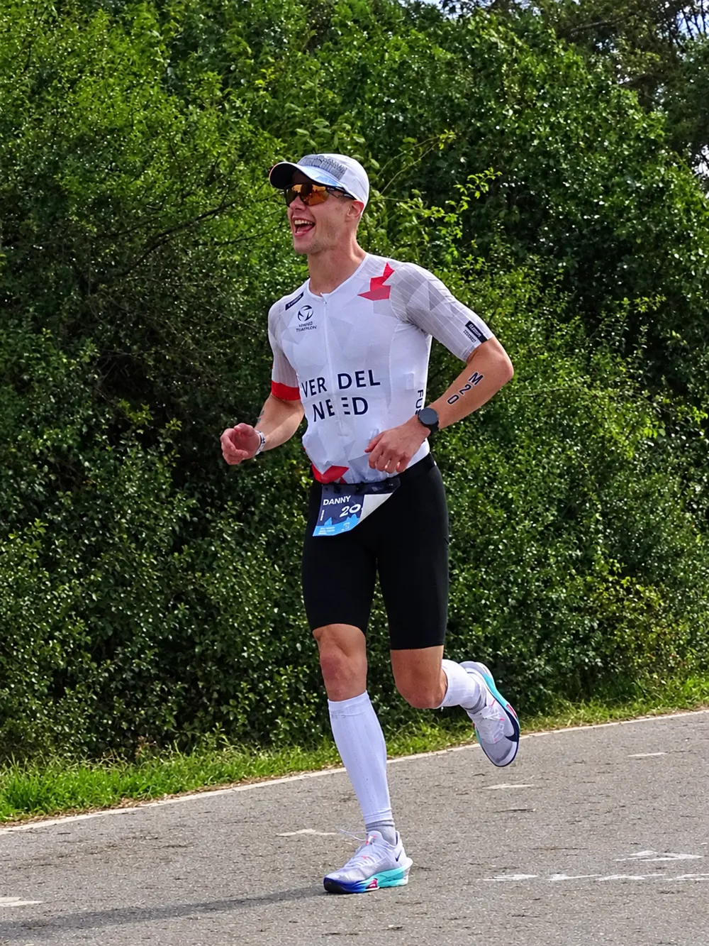 Danny Verdel lacht tijdens het looponderdeel van Challenge Almere-Amsterdam 2026