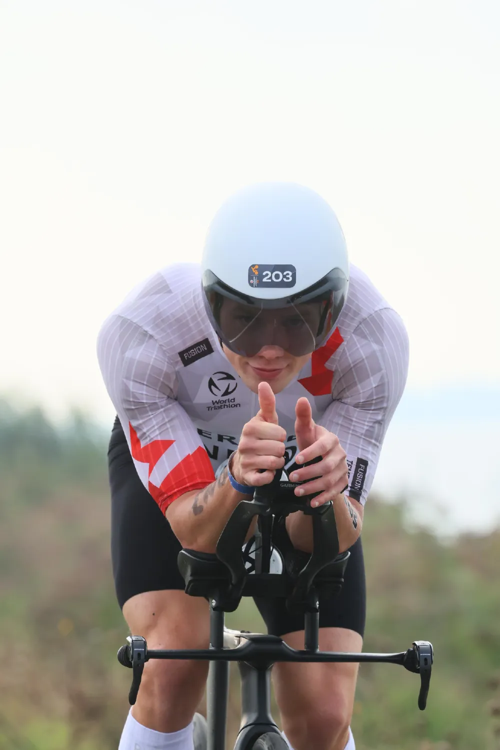 Danny Verdel steekt vanaf de aerobars twee duimen op tijdens Challenge Almere-Amsterdam 2026