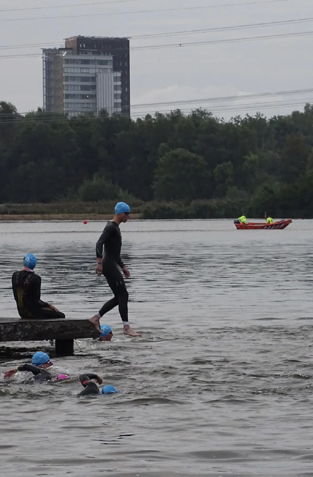 Danny Verdel stapt van de steiger het water in bij de zwemstart van Challenge Almere-Amsterdam 2026