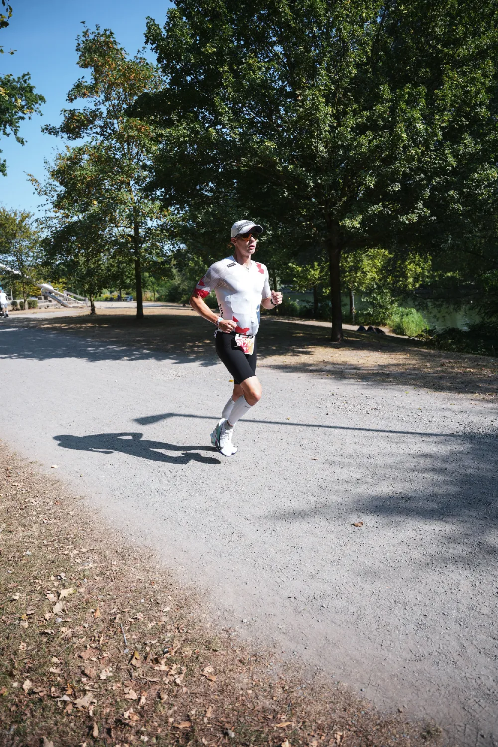Danny Verdel running on a gravel path in the park during Ironman 70.3 Duisburg 2026