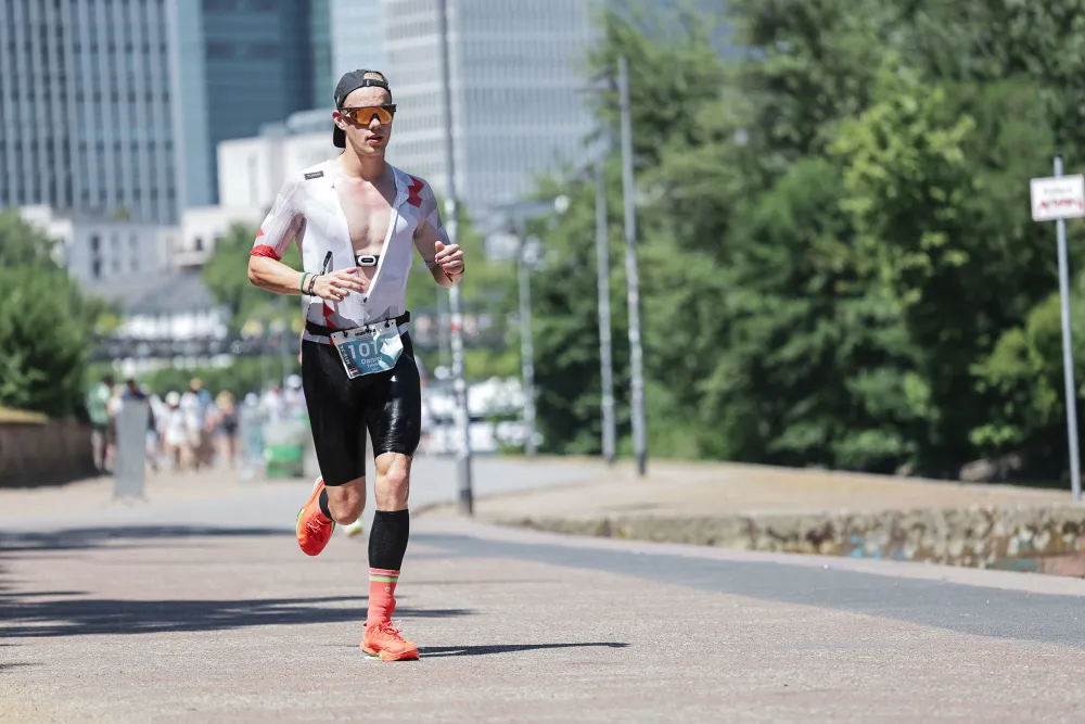 Danny Verdel running past the Frankfurt skyline during the run of Ironman Frankfurt 2026