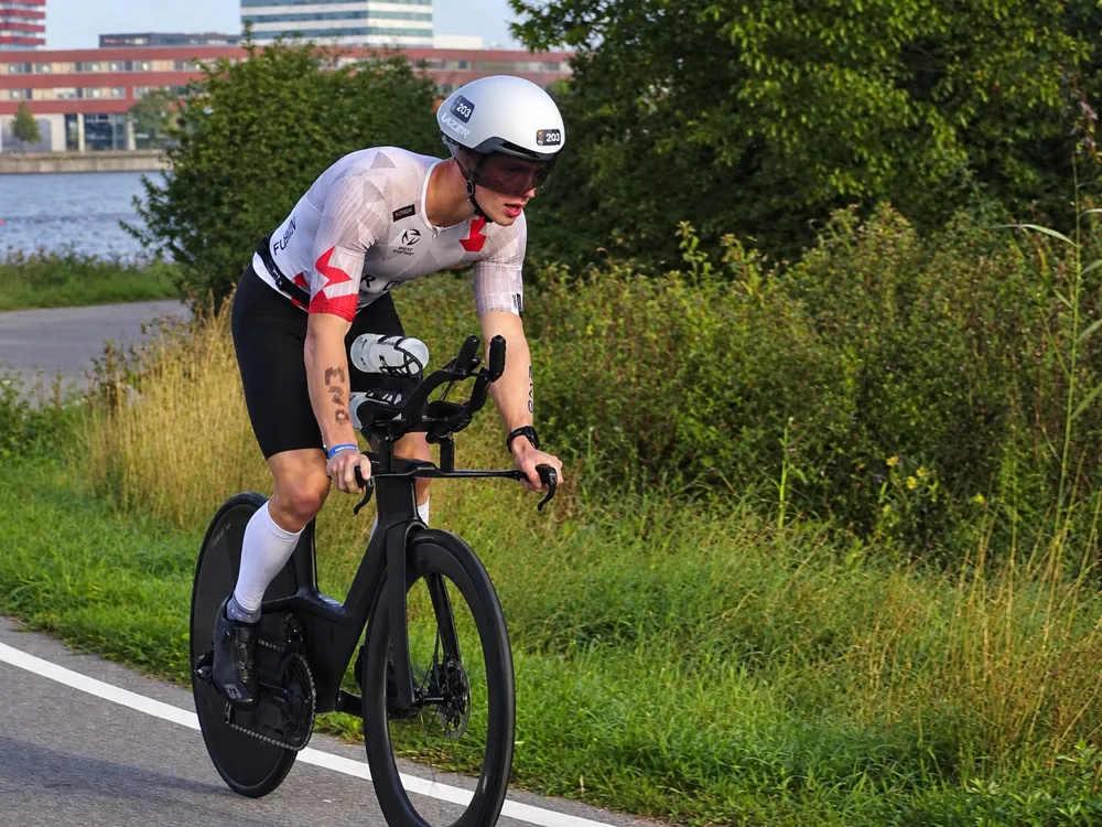 Danny Verdel op de tijdritfiets langs het water in Almere tijdens Challenge Almere-Amsterdam 2026