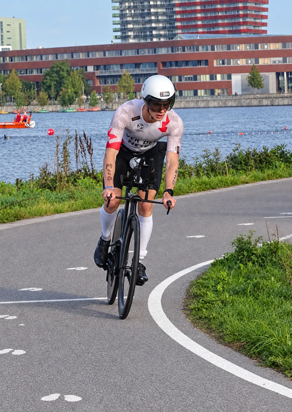 Danny Verdel neemt een bocht langs het meer in Almere tijdens het fietsonderdeel van Challenge Almere-Amsterdam 2026