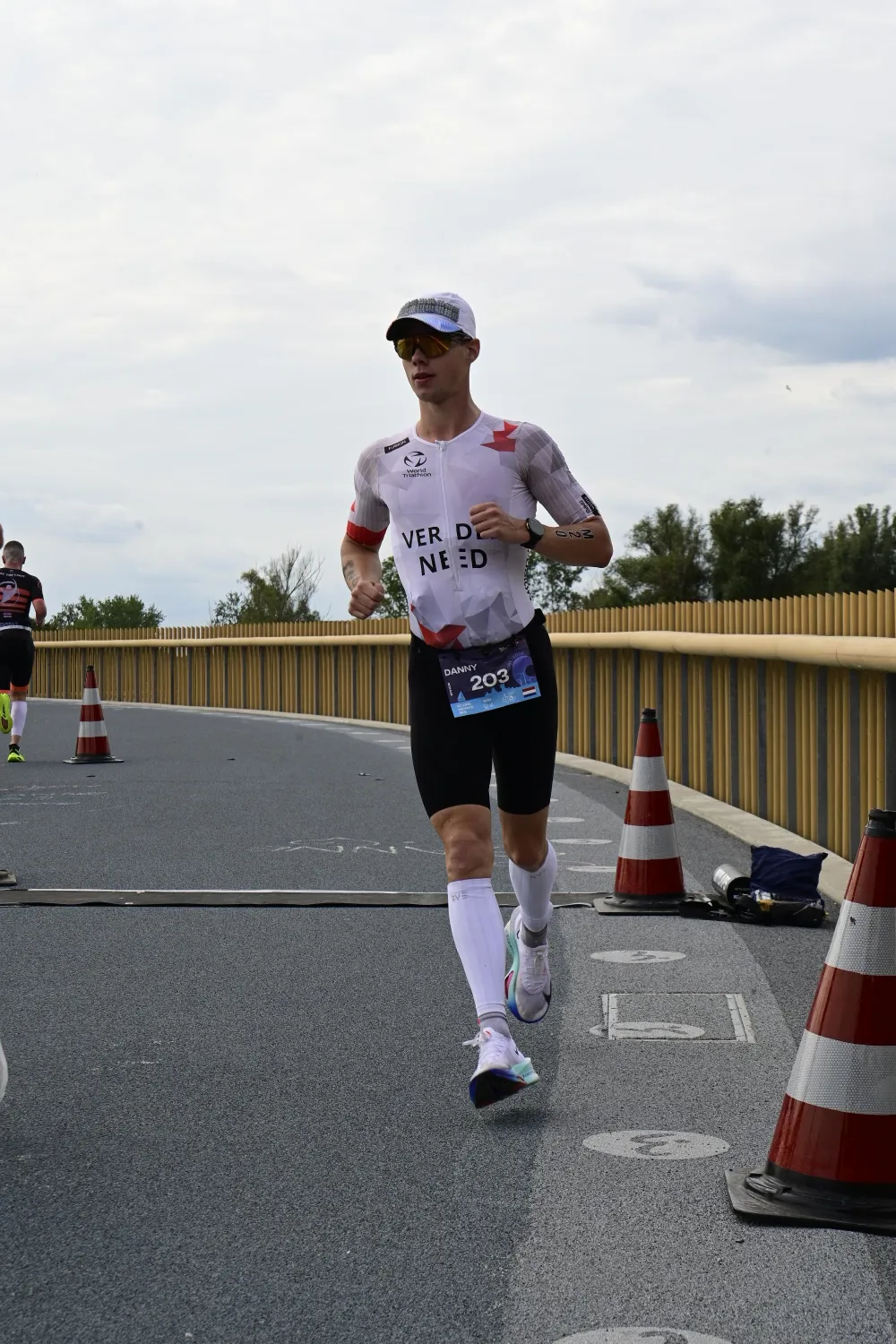 Danny Verdel loopt over een brug tijdens de marathon van Challenge Almere-Amsterdam 2026