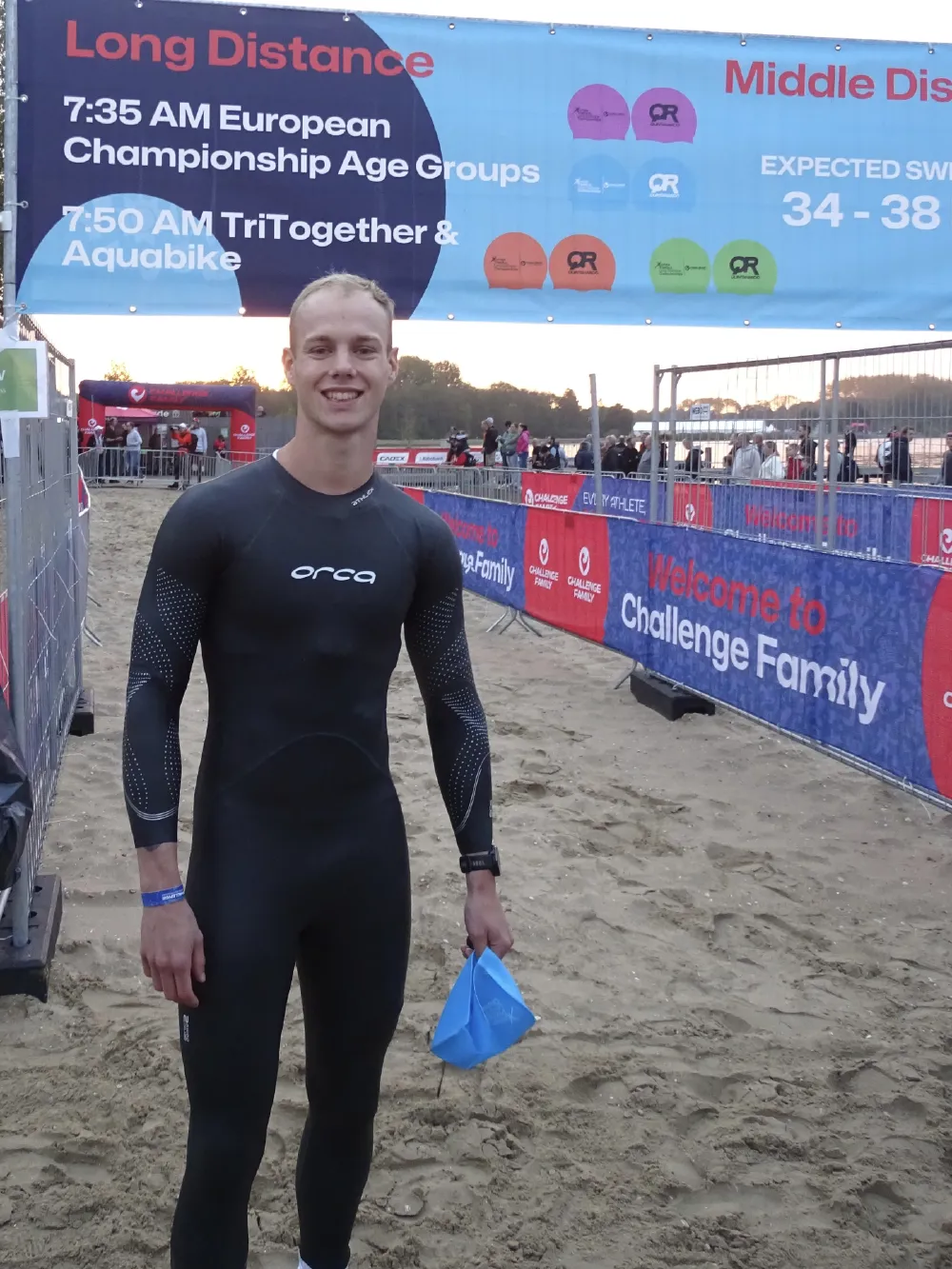 Danny Verdel lacht in wetsuit bij de zwemstart van Challenge Almere-Amsterdam 2026