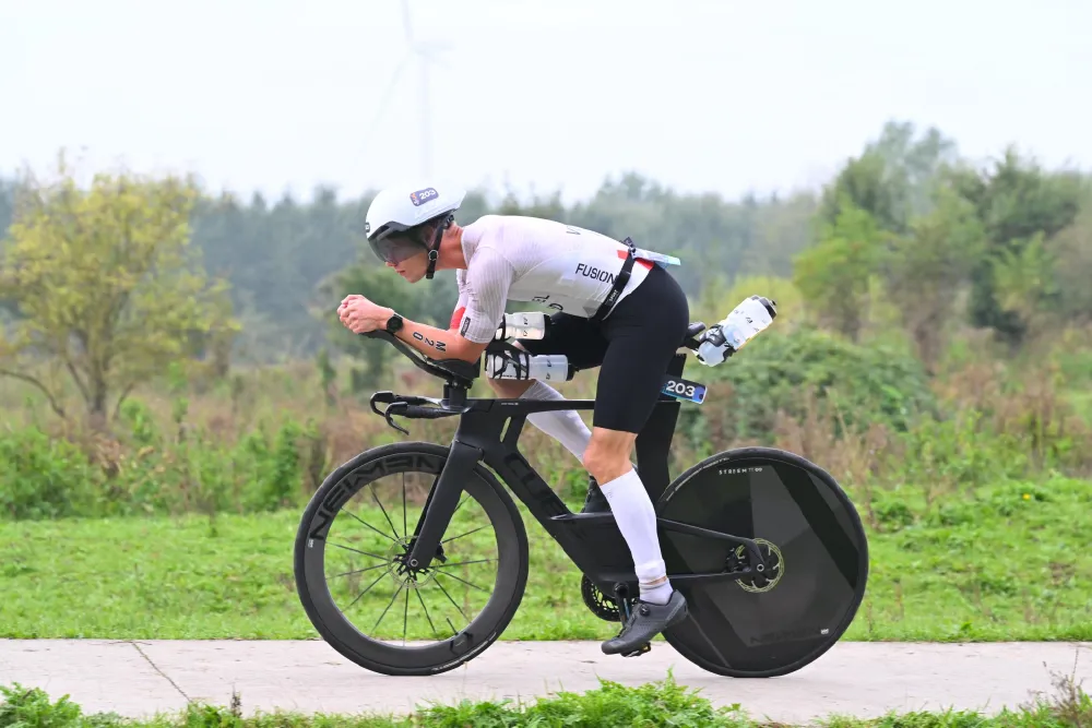 Zijaanzicht van Danny Verdel in aeropositie met een dicht achterwiel tijdens Challenge Almere-Amsterdam 2026