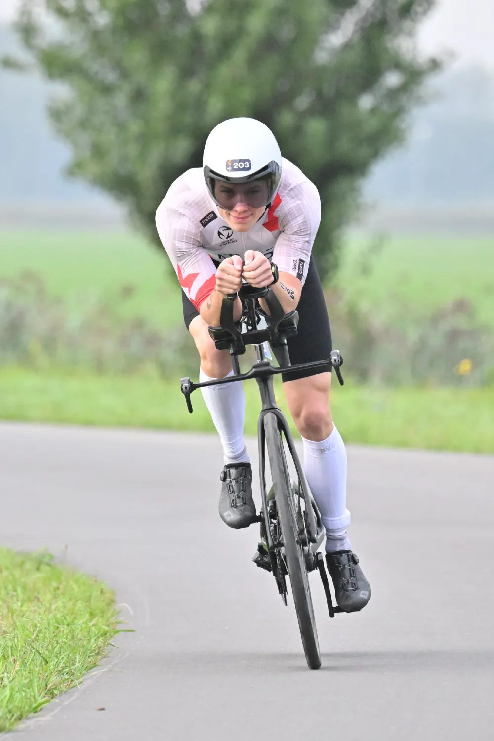 Danny Verdel lacht in aeropositie op een polderweg tijdens Challenge Almere-Amsterdam 2026